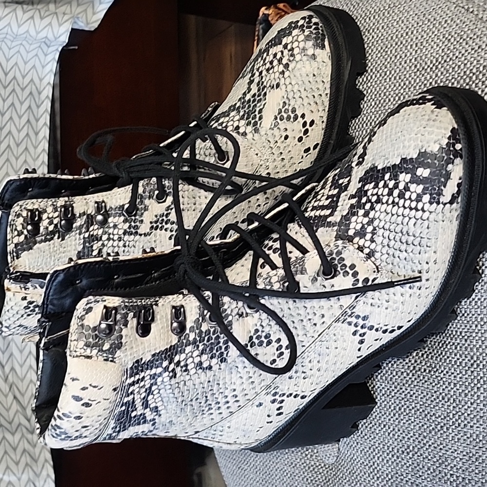 Gently warn 2 times this Boot is comfy and true to size like new